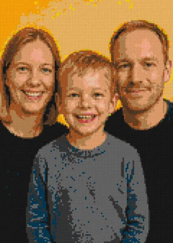 Aperçu d’un portrait de famille personnalisé en briques avec deux parents et leur enfant, grand format portrait