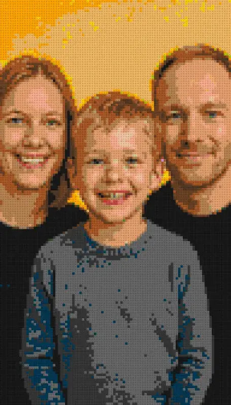 Aperçu d’un portrait de famille personnalisé en briques avec deux parents et leur enfant, format portrait moyen